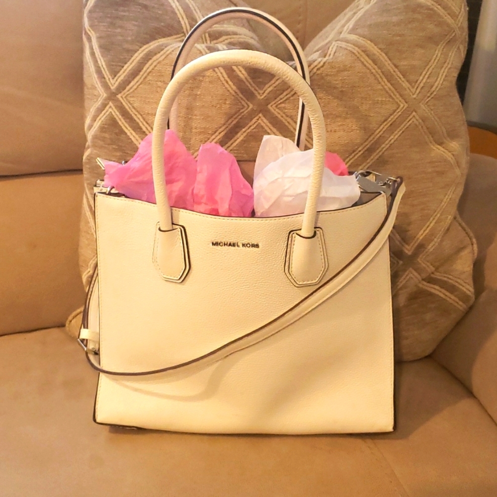 White Michael kors bag with wristlet